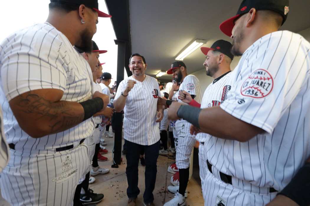 Alcalde Cruz Pérez Cuéllar lanza la primera pelota del juego entre Indios y Mineros