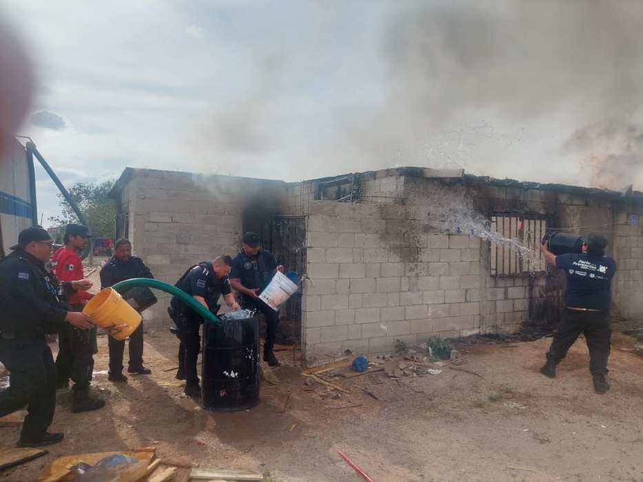 Evitan policías municipales propagación de incendio en vivienda
