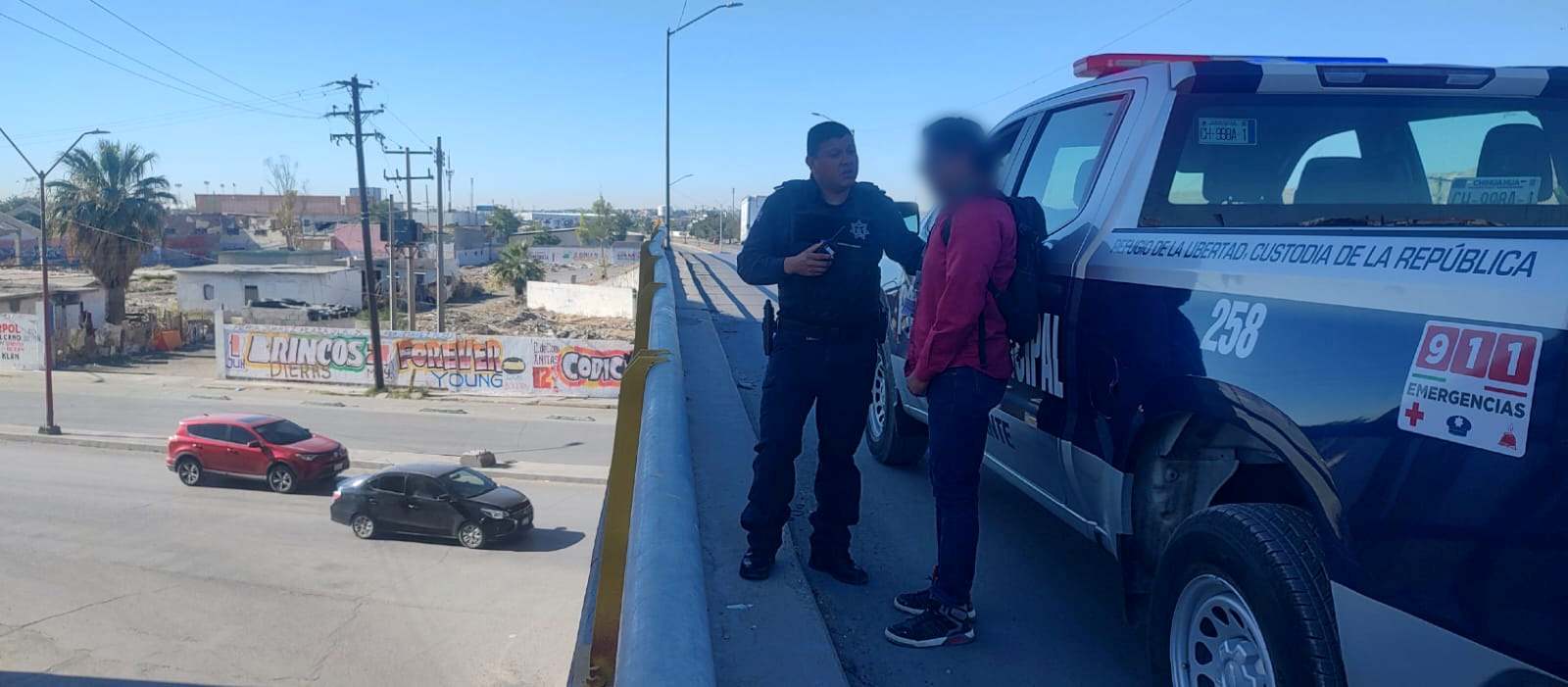 Rescata Policía Municipal a hombre que intentó arrojarse de un puente