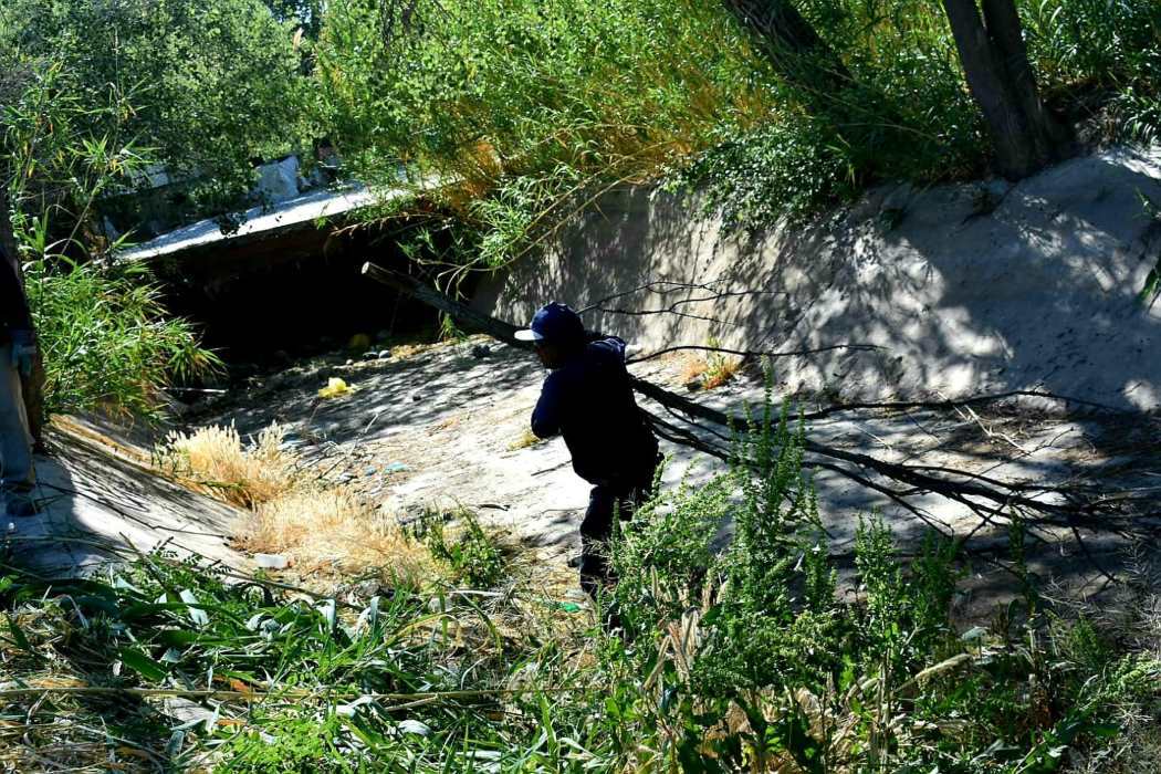 Continúa Dirección de Limpia trabajando en limpieza de la Acequia Madre