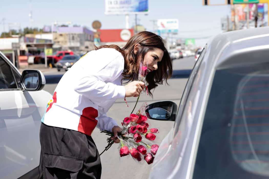 Presidenta del DIF regala rosas a las madres