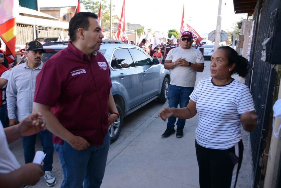 Cruz Pérez Cuéllar recibe muestras de apoyo en la colonia Ampliación Aeropuerto