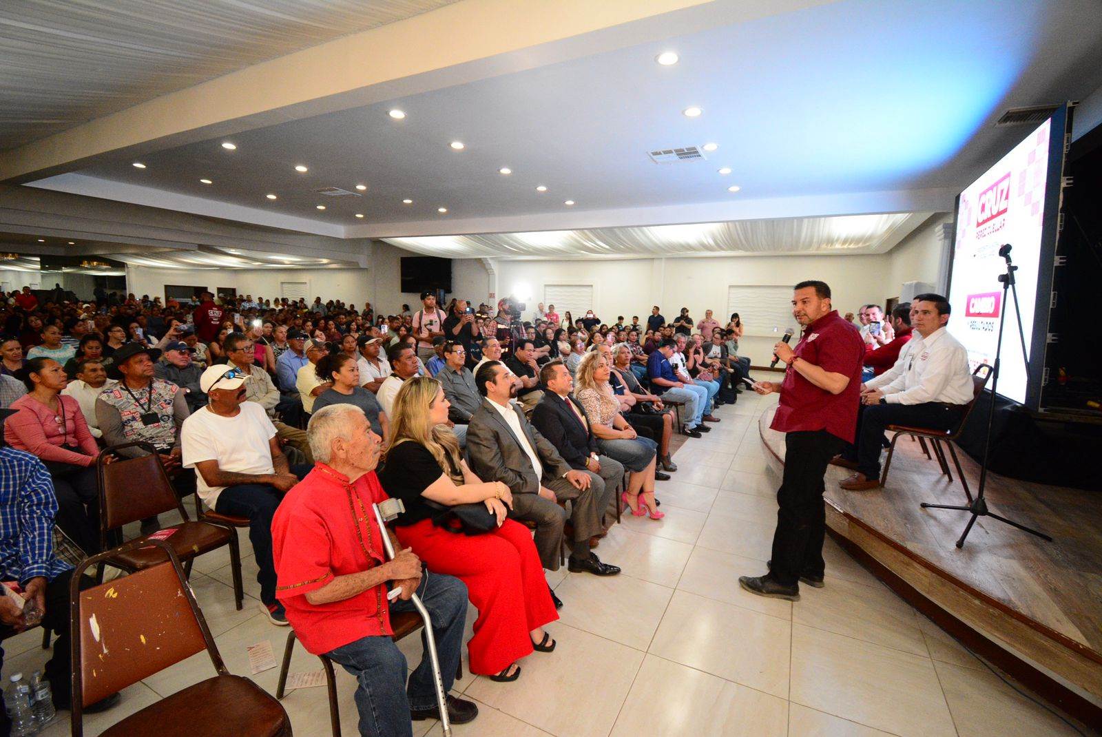 Ciudadanos y líderes ex priistas muestran su respaldo a Cruz Pérez Cuéllar