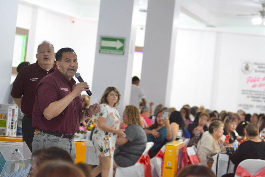 Asistió Cruz Pérez Cuéllar la celebración del Día de las Madres con jubiladas y pensionadas municipales