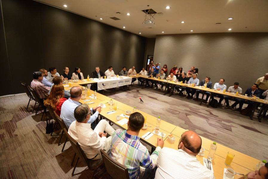 Presentó Cruz Pérez Cuéllar sus propuestas ante transportistas de carga