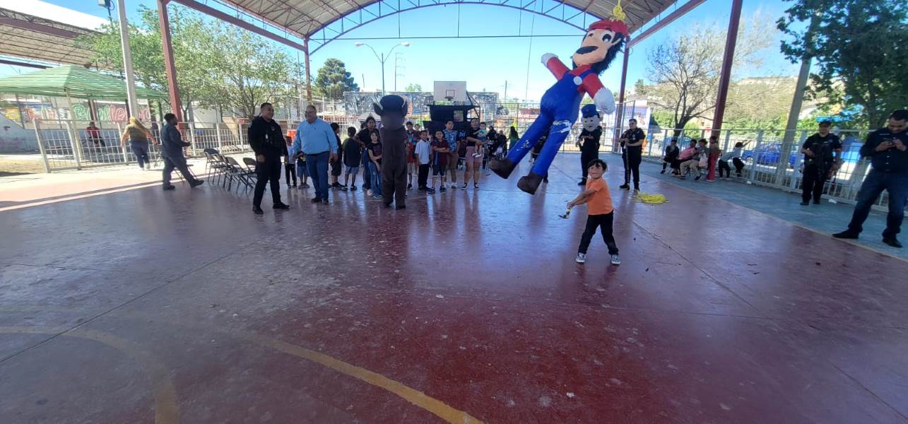 Niños de la Colonia 16 Septiembre reciben dulces y golosinas