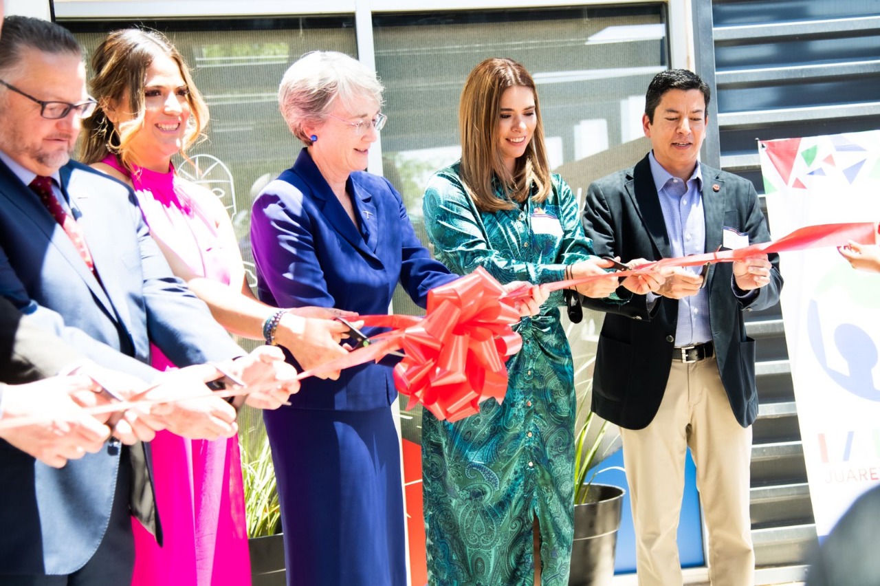 Presidenta del DIF corta listón inaugural de  Fab Lab Juárez