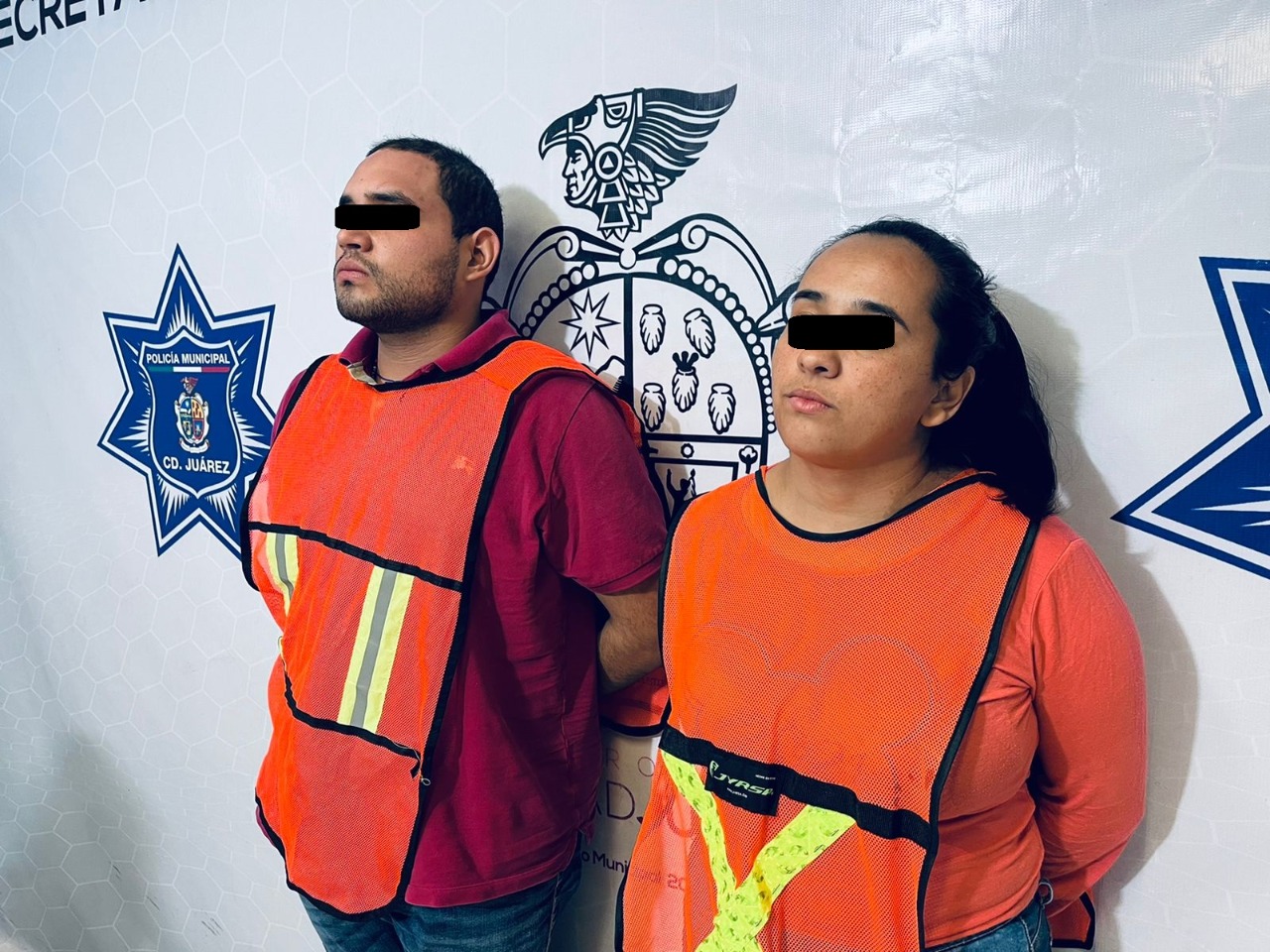 Policías Municipales detienen a un hombre y una mujer en posesión de un arsenal, marihuana y cristal