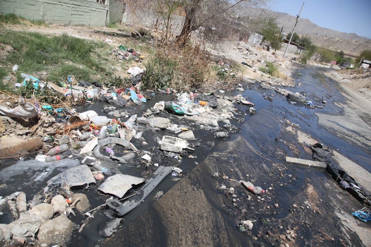 Elimina la JMAS taponamiento de arroyo que provocaba brotes de aguas negras