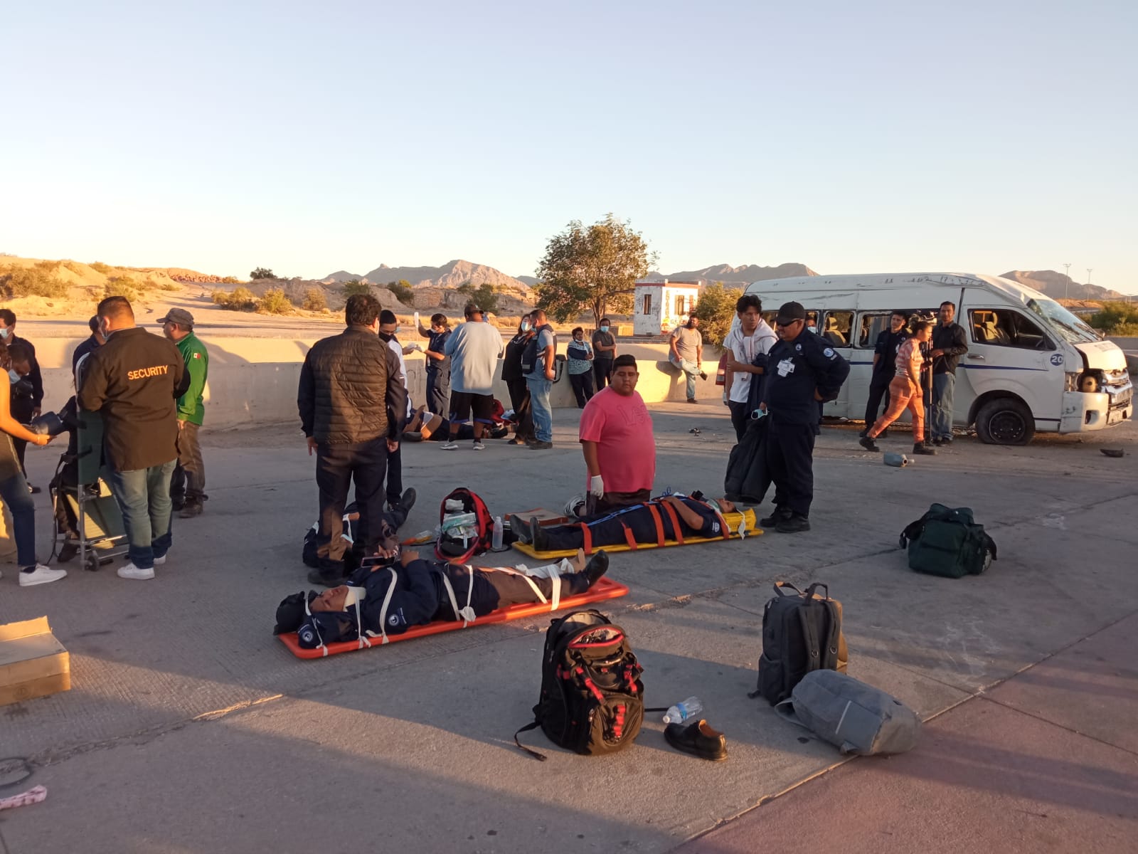 Vuelca camión de transporte de personal