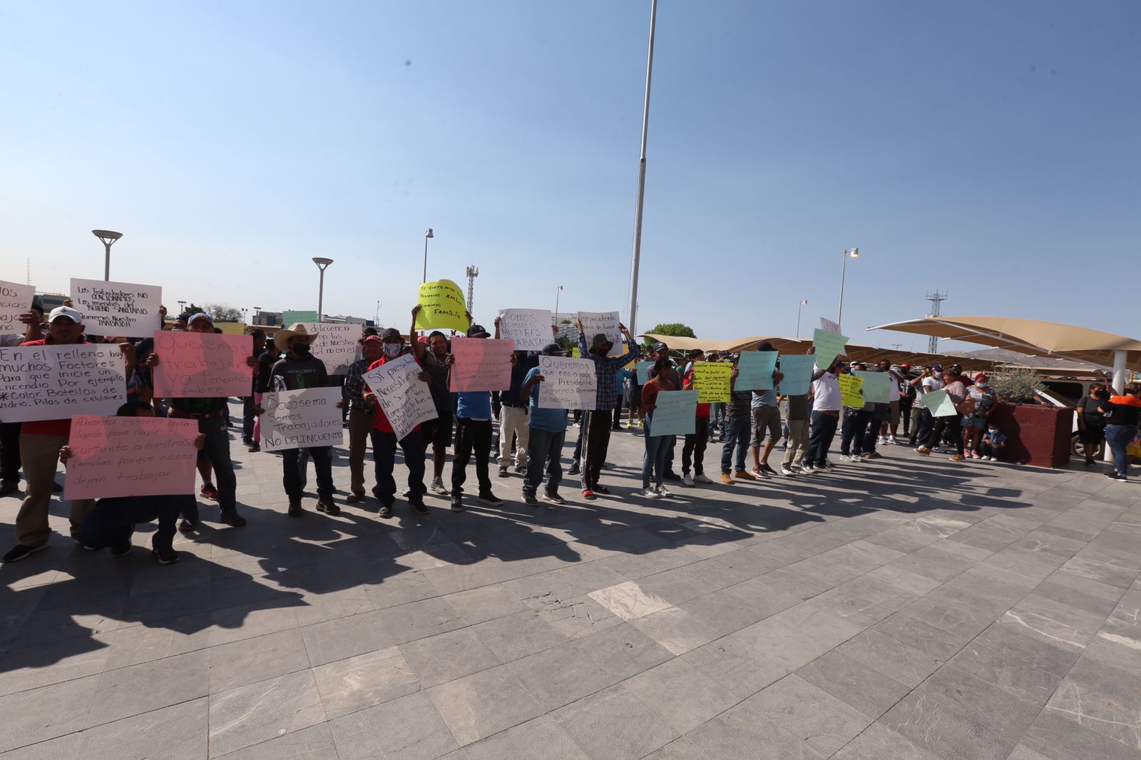 Pepenadores manifiestan su rechazo al no dejarlos entrar al relleno sanitario