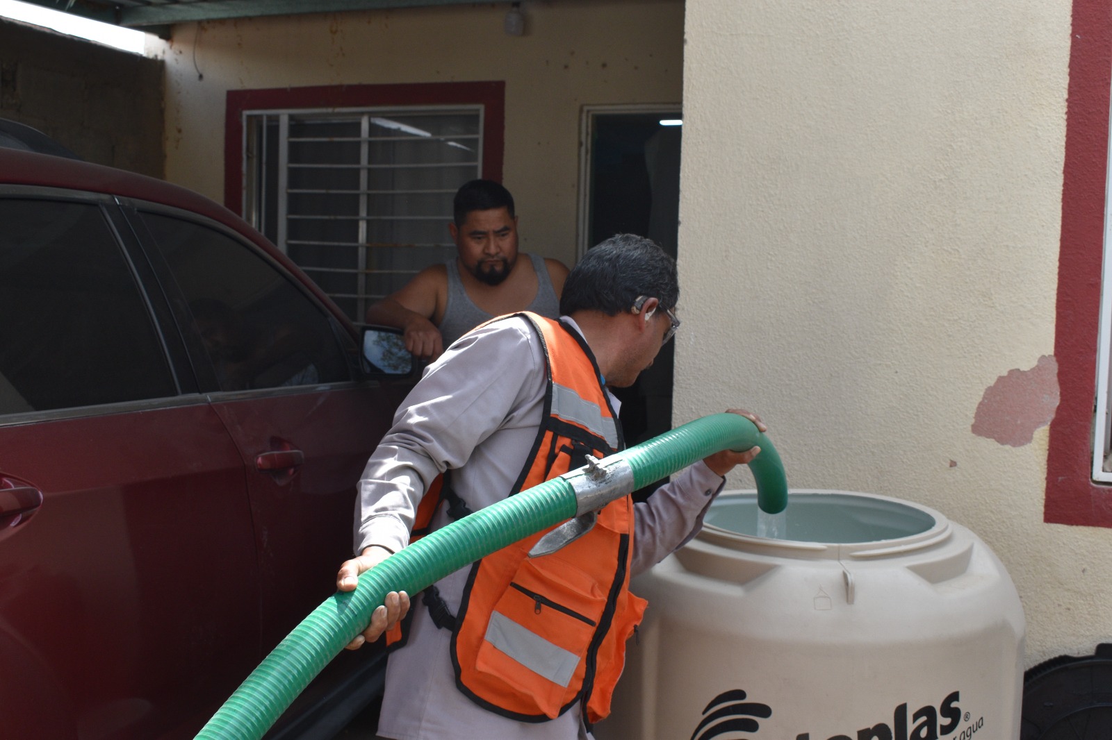 Activa JMAS reparto de agua en pipas en Riberas del Bravo.