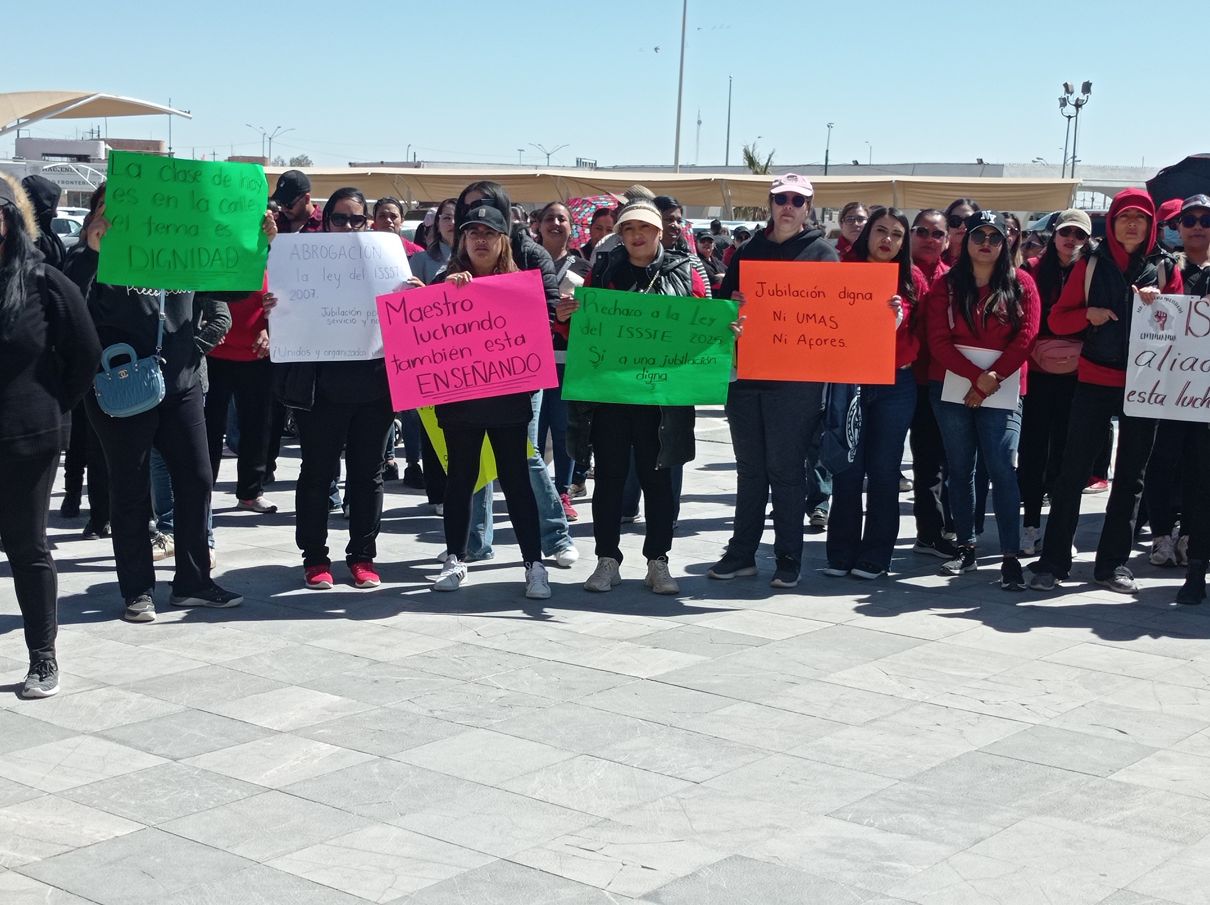 Mantienen maestros lucha por derechos laborales.