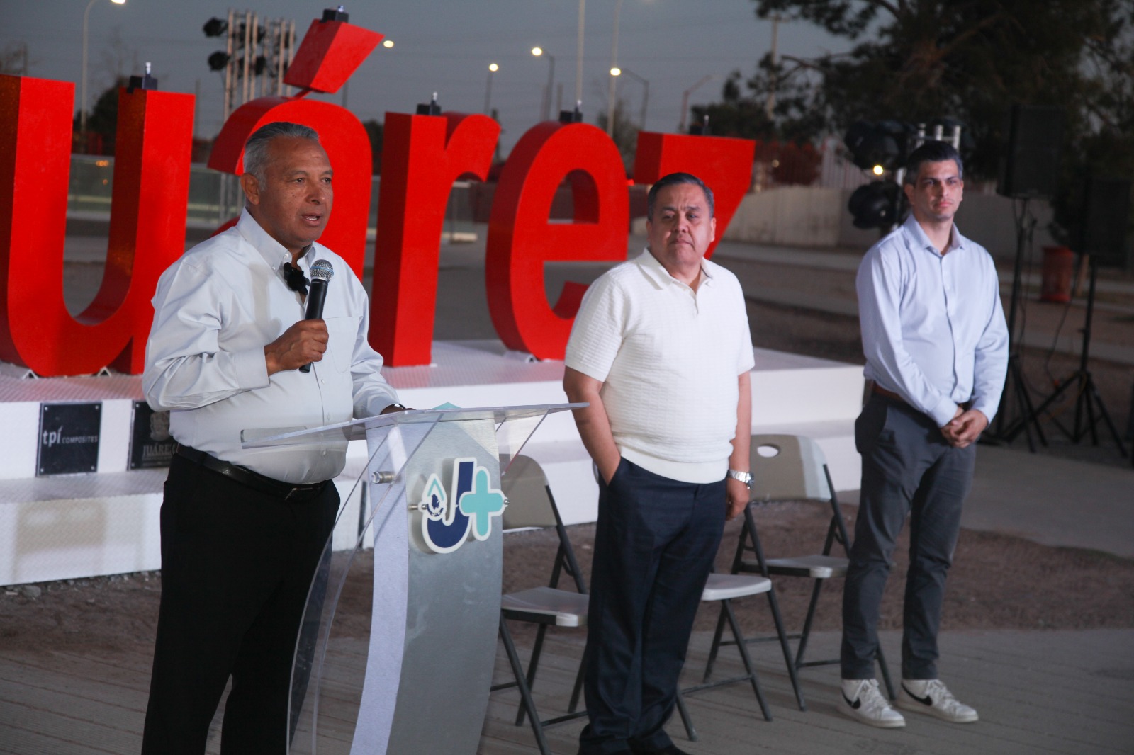Iluminan de azul la X para llamar a la conciencia en el cuidado del agua.