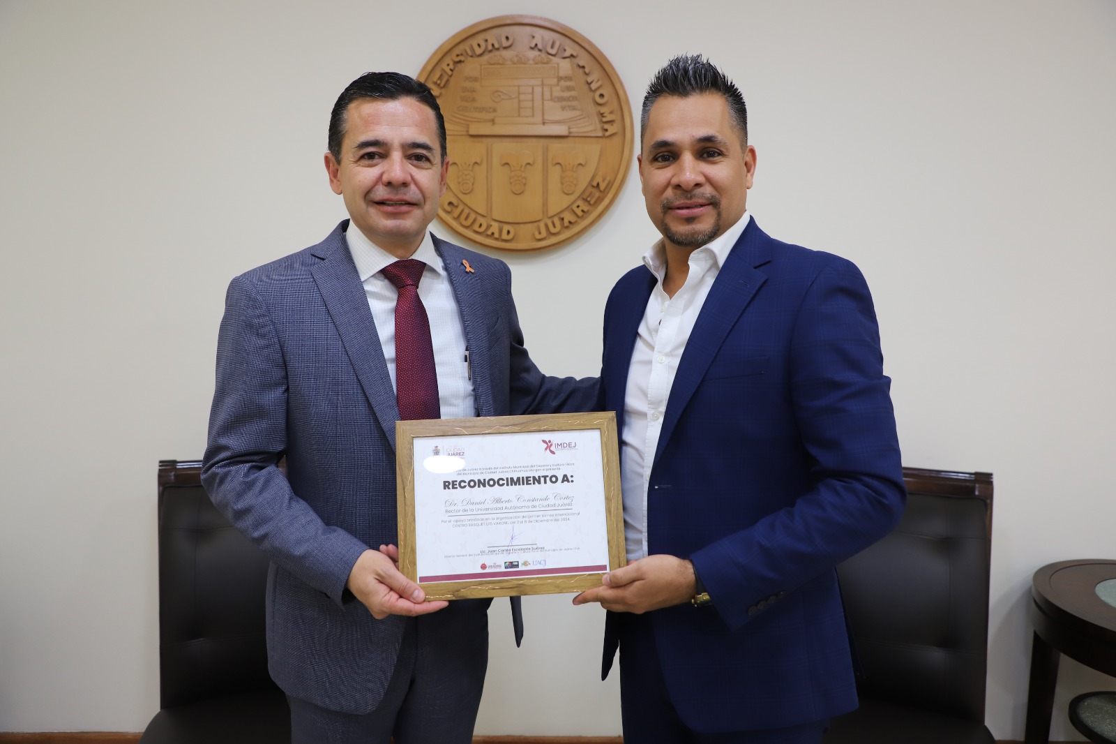 Reconoce municipio a rector de la UACJ por ser un aliado del deporte.