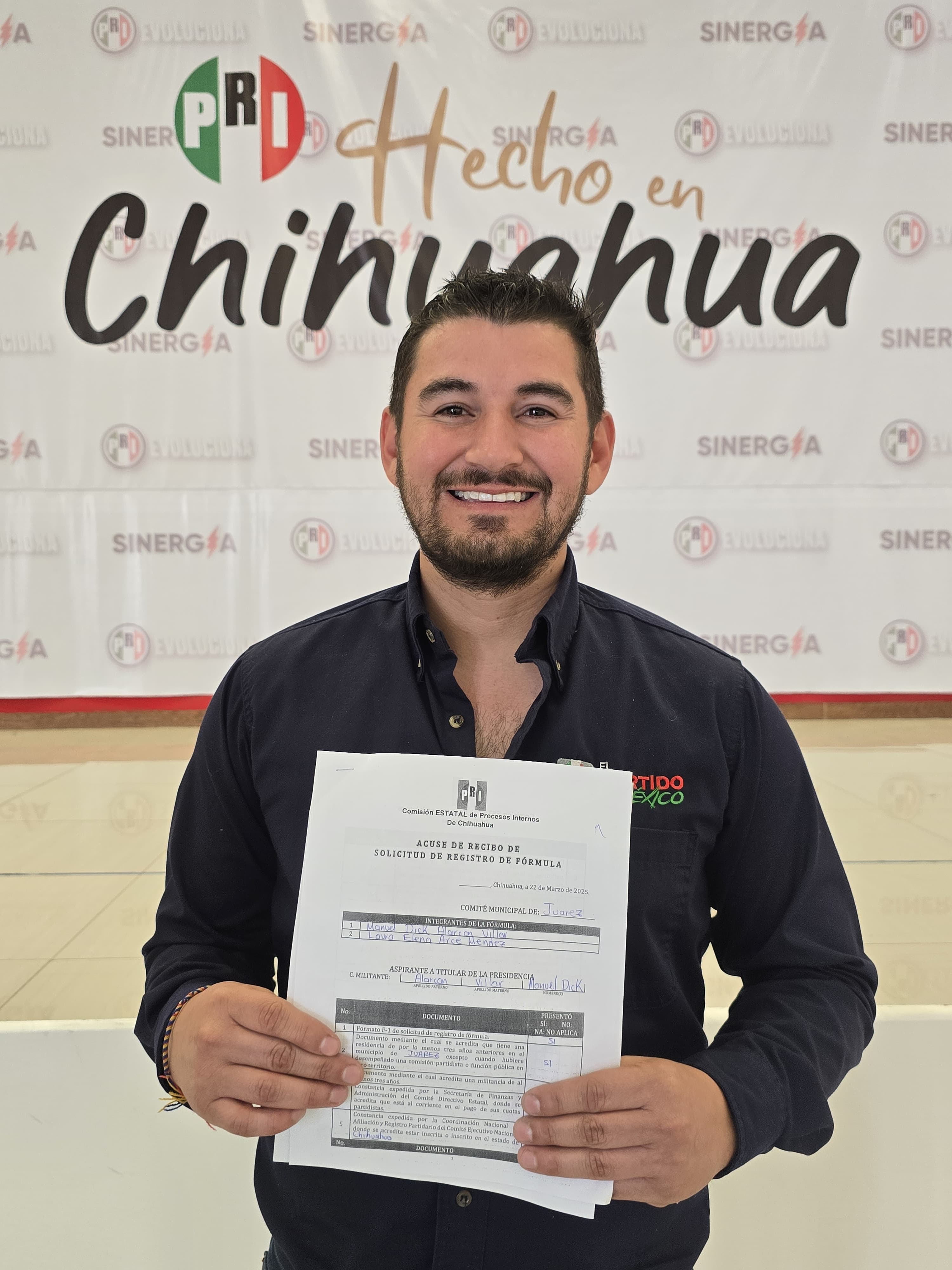 Se registra Manuel Alarcón y Laura Arce para competir por la dirigencia local del PRI.