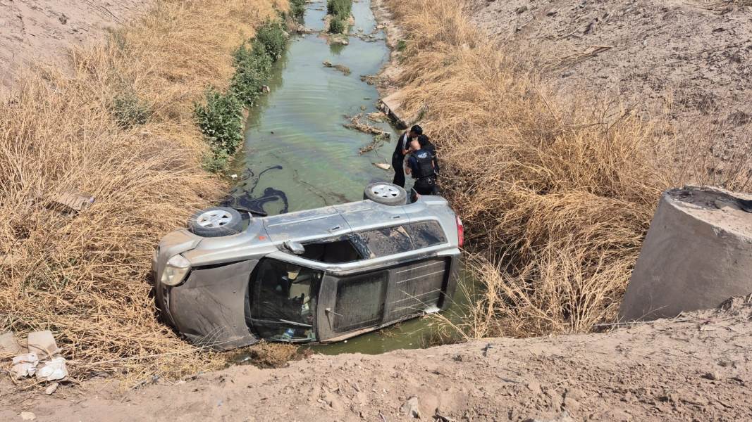 Elementos policiacos rescataron a mujer que cayo a un canal de aguas negras