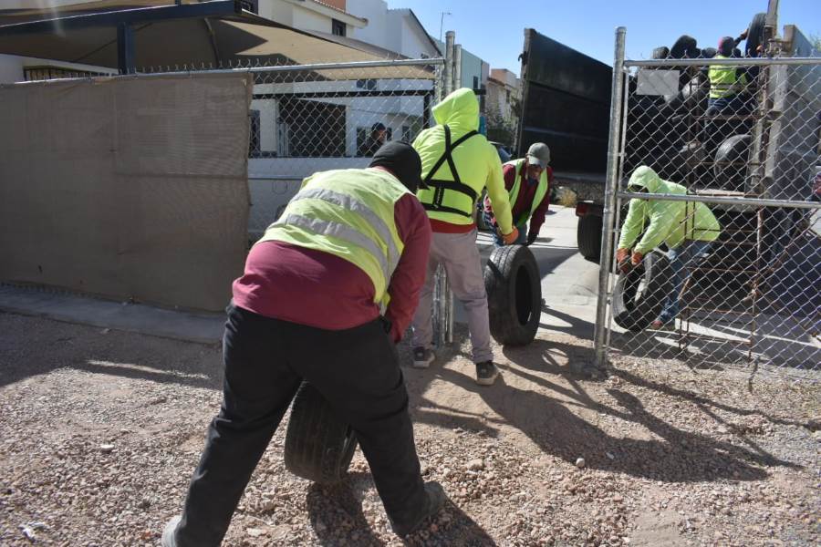 Retiran llantas de negocio irregular en Hacienda del Nogal
