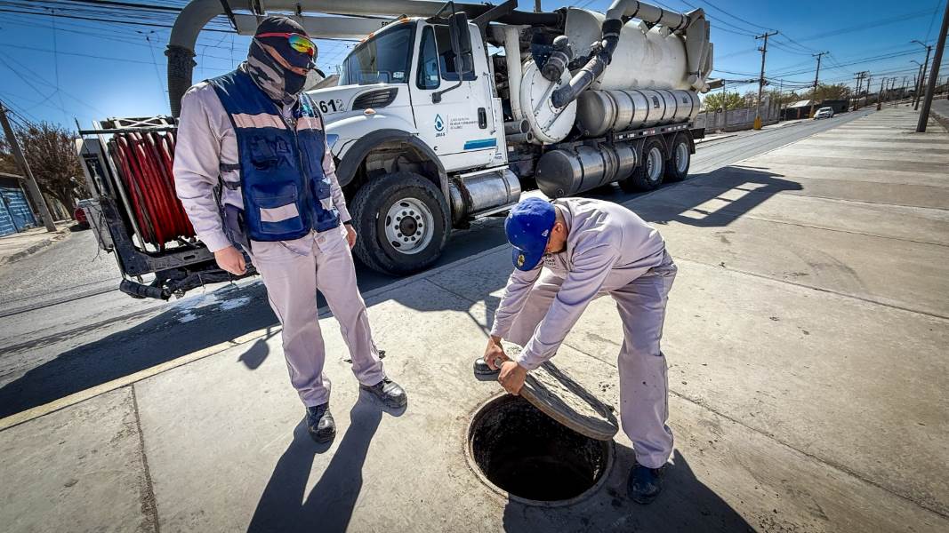 Desazolva JMAS 45 alcantarillas y 1985 metros de drenaje en el sur oriente
