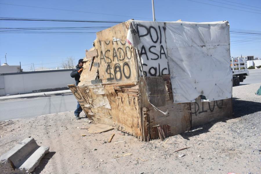 Continúa retiro de comerciantes asentados irregularmente en la vía pública