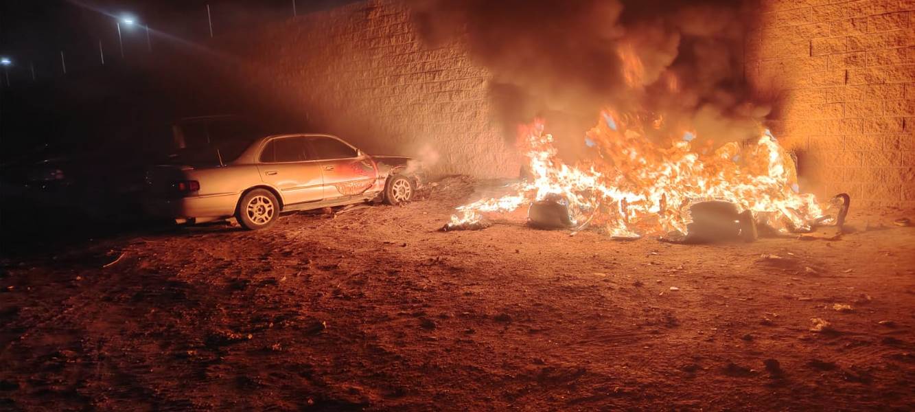 Lo acusan de incendiar vehículo y lo detienen con recipiente y combustible