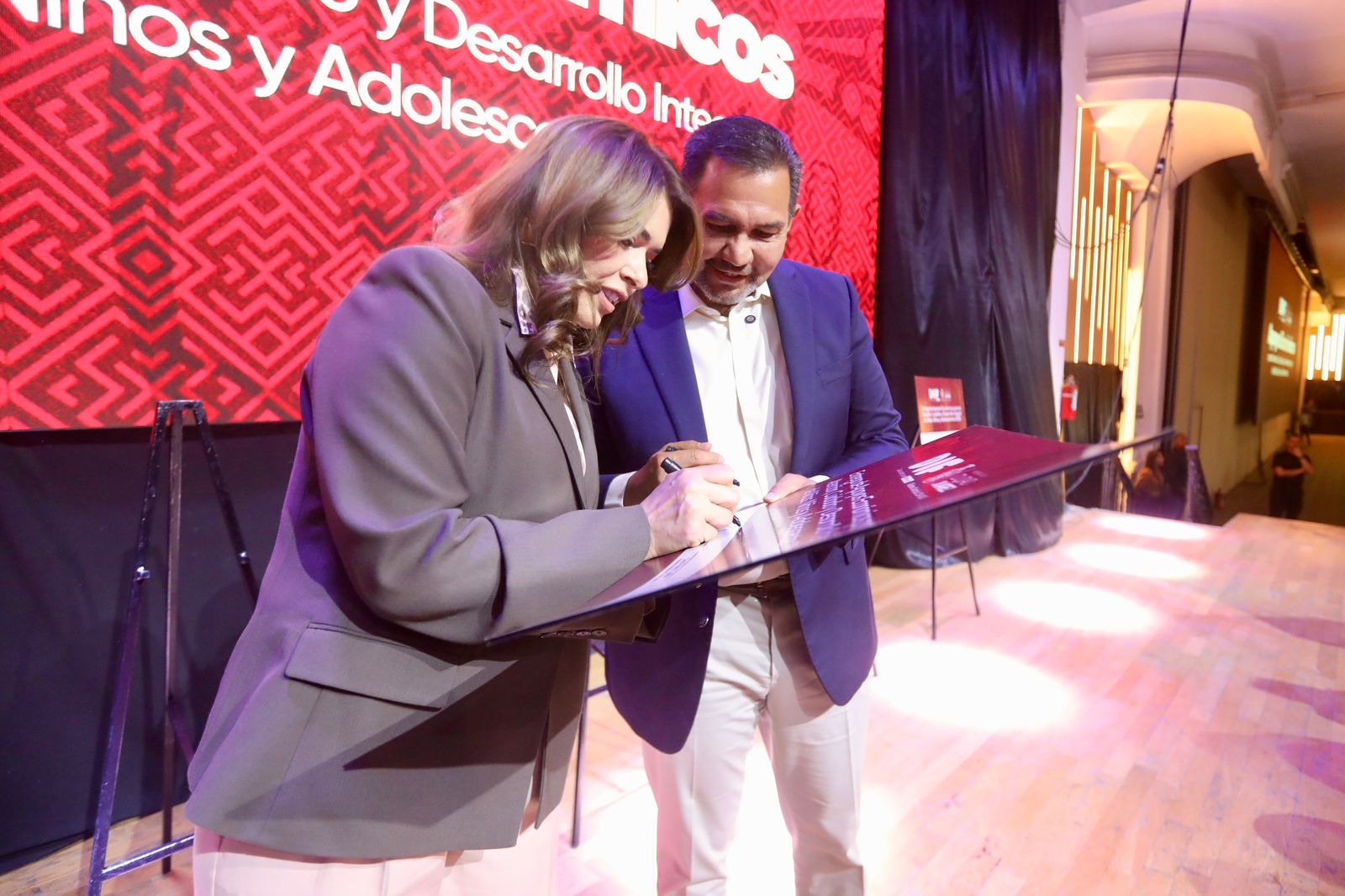 Entrega DIF apoyos económicos a familias.