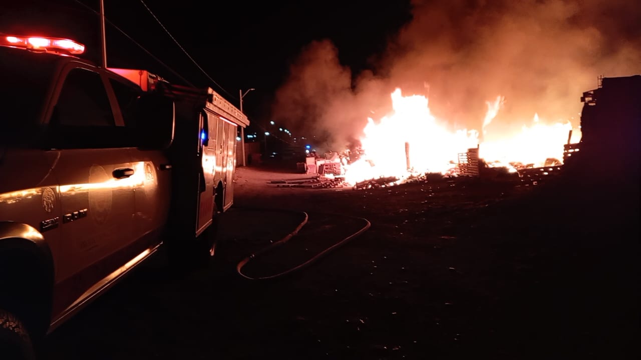 Incendio en bodega de tarimas moviliza a Bomberos.