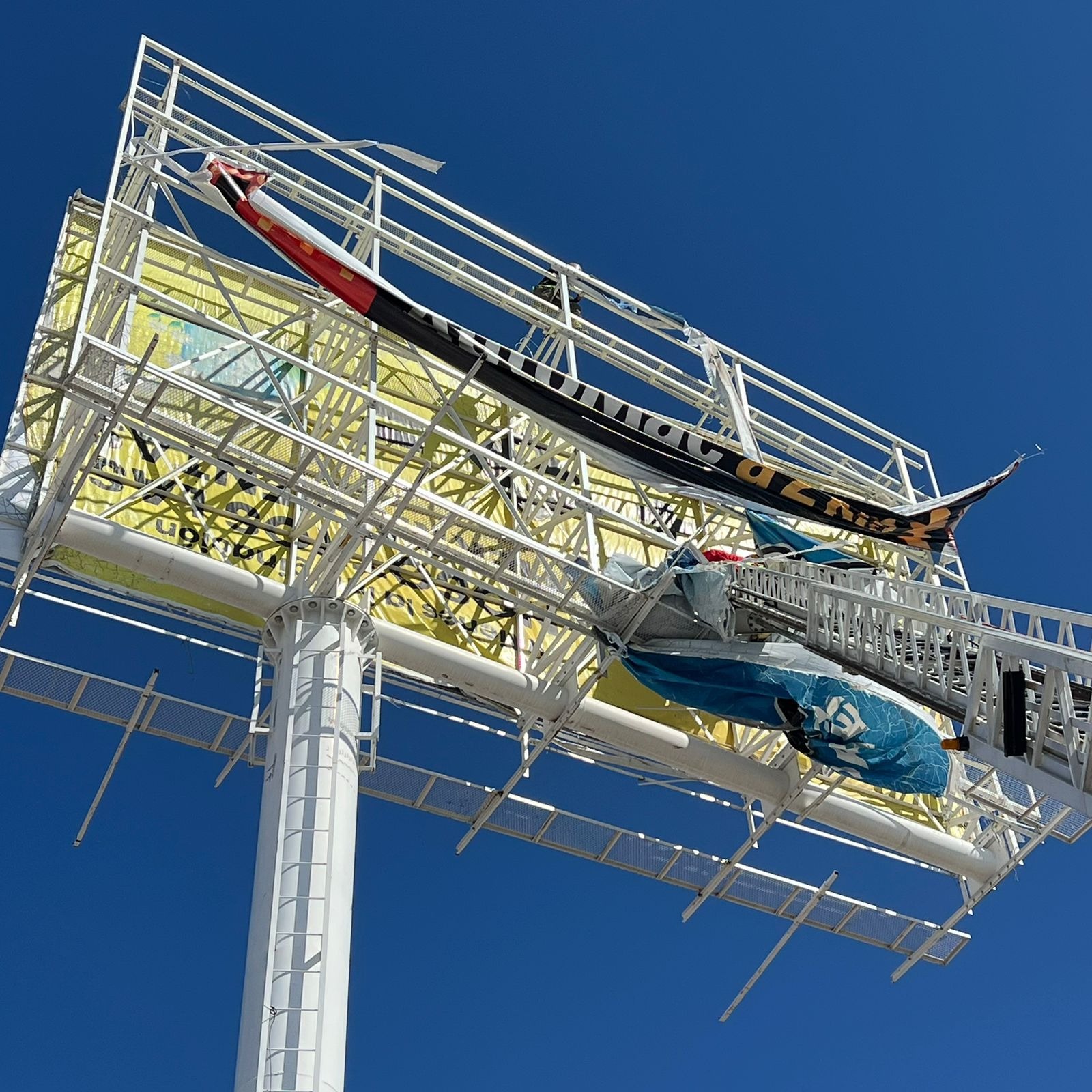 Retiran lona en riesgo de caer en Infonavit Casas Grandes.