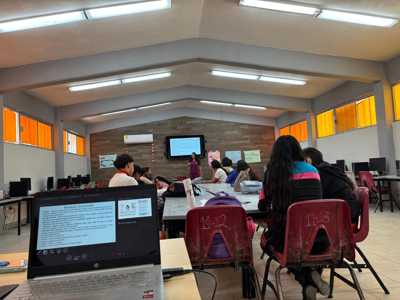 Llevan plática sobre autolesión a adolescentes.