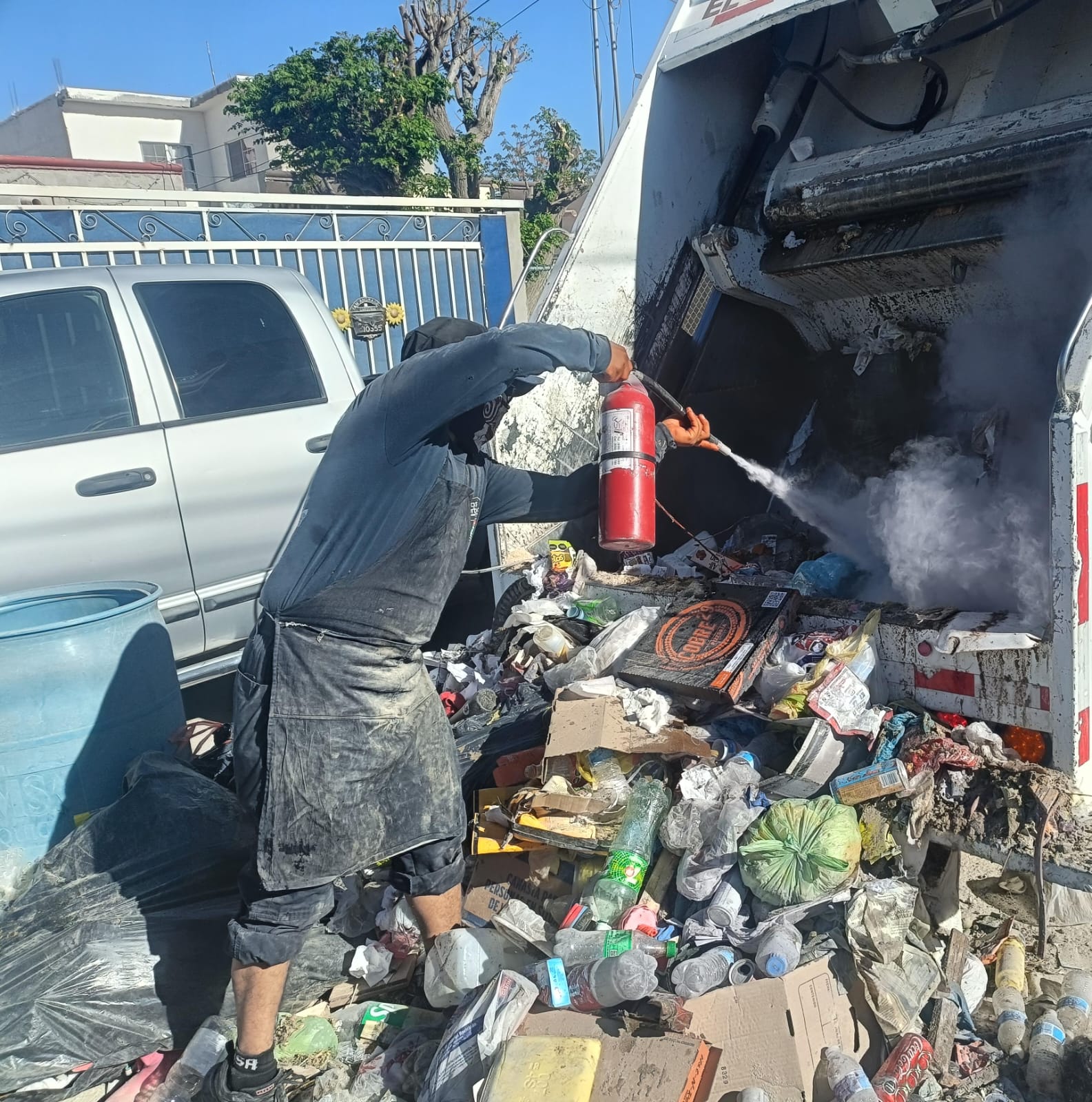 Registran conato de incendio en camión recolector.