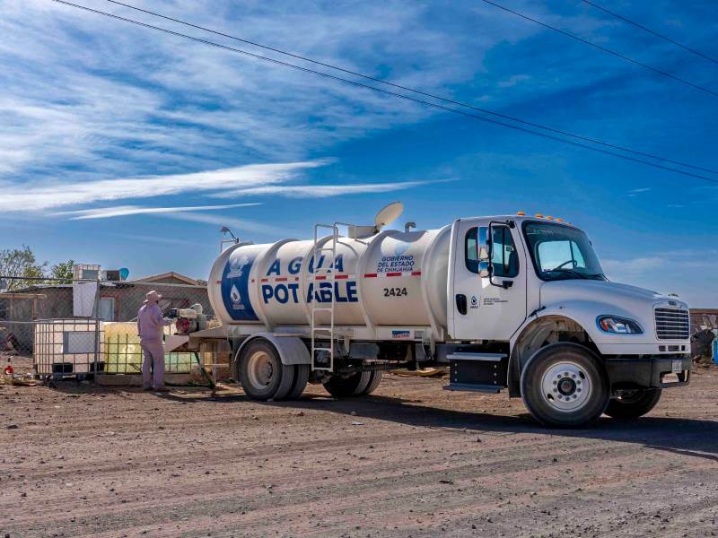 JMAS lleva agua gratuita a familias de la zona de los kilómetros