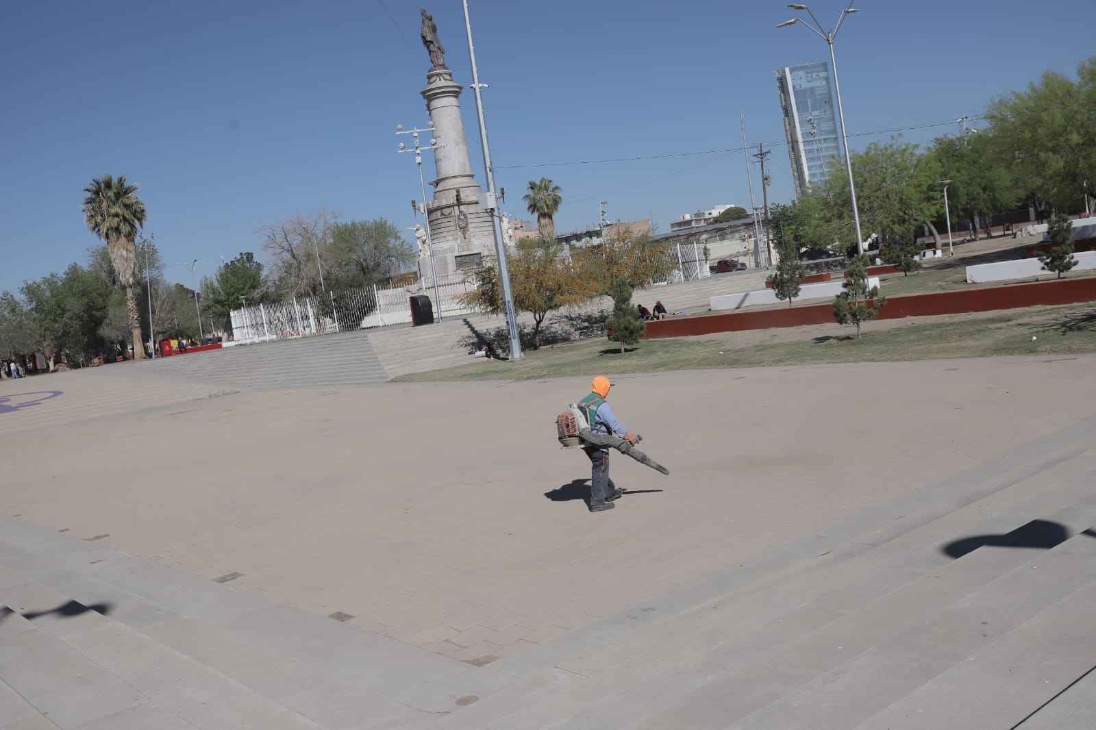 Realizan labor de limpieza en el Monumento a Benito Juárez.
