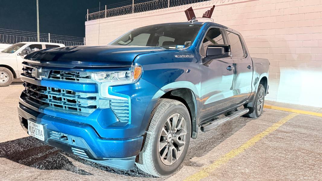 Detienen a hombre y adolescente por robo de vehículo con violencia