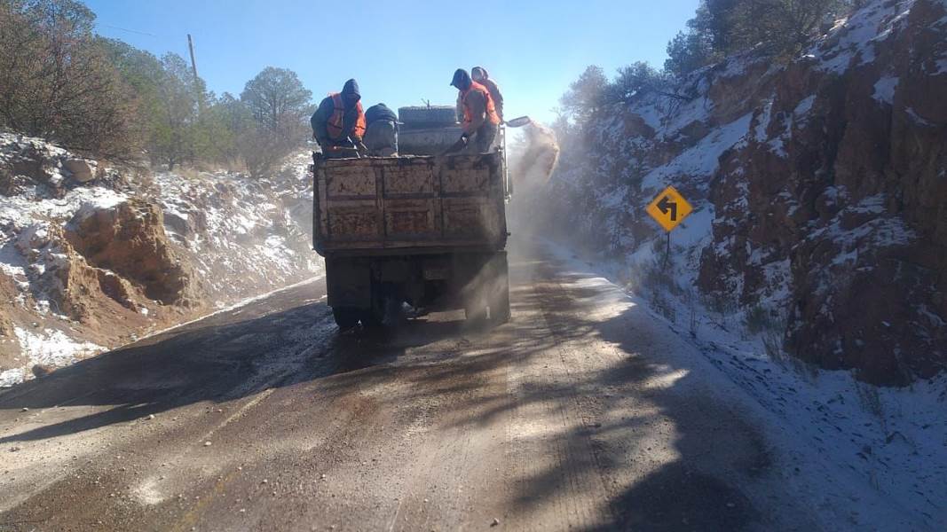 Mantienen vigilancia en carreteras por tramos nevados