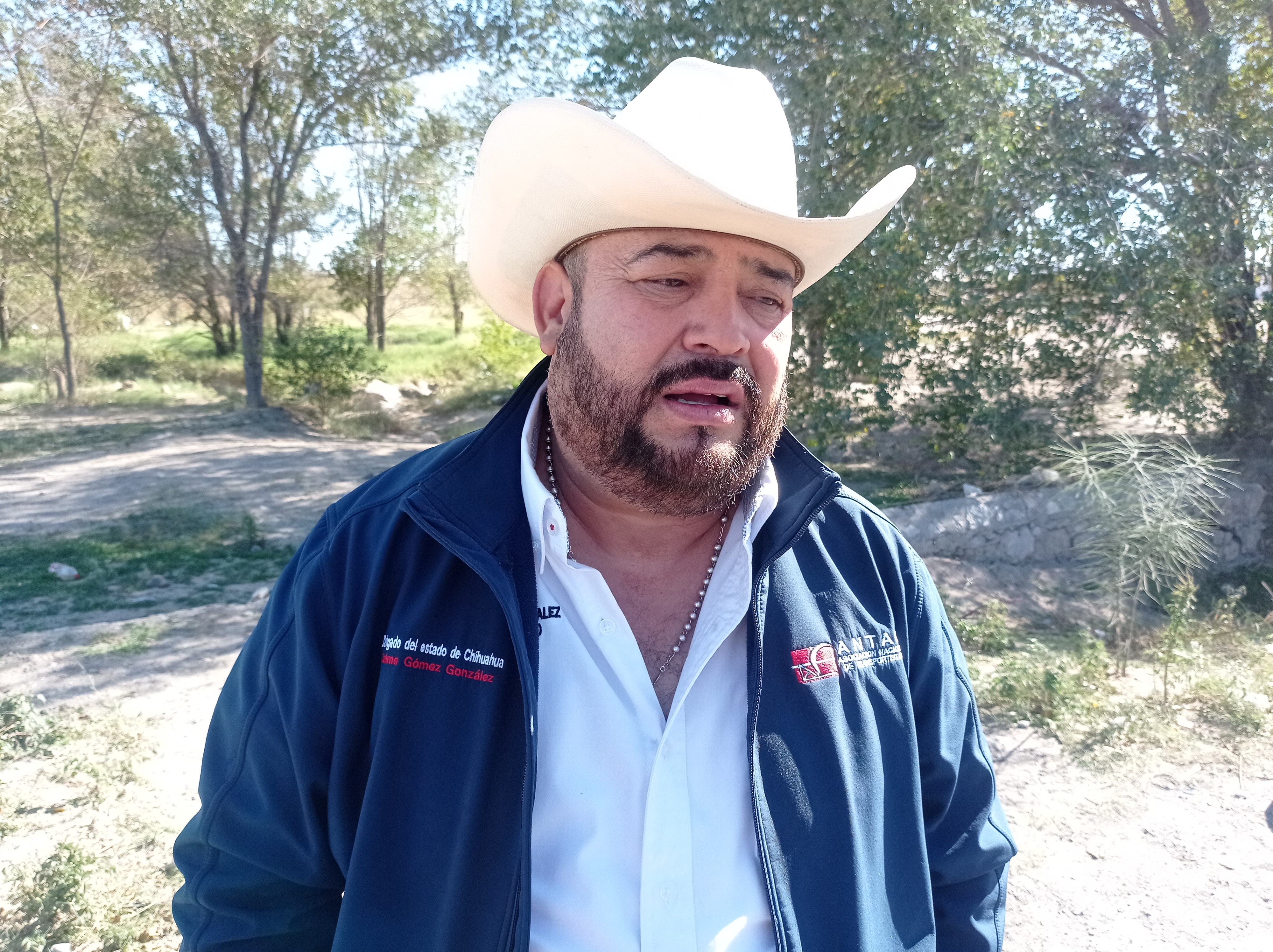 Bloquean transportistas acceso y salida de la ciudad.