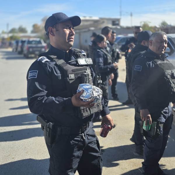 Policías municipales se suman a hamburguesada con causa para apoyar a niño de 8 años