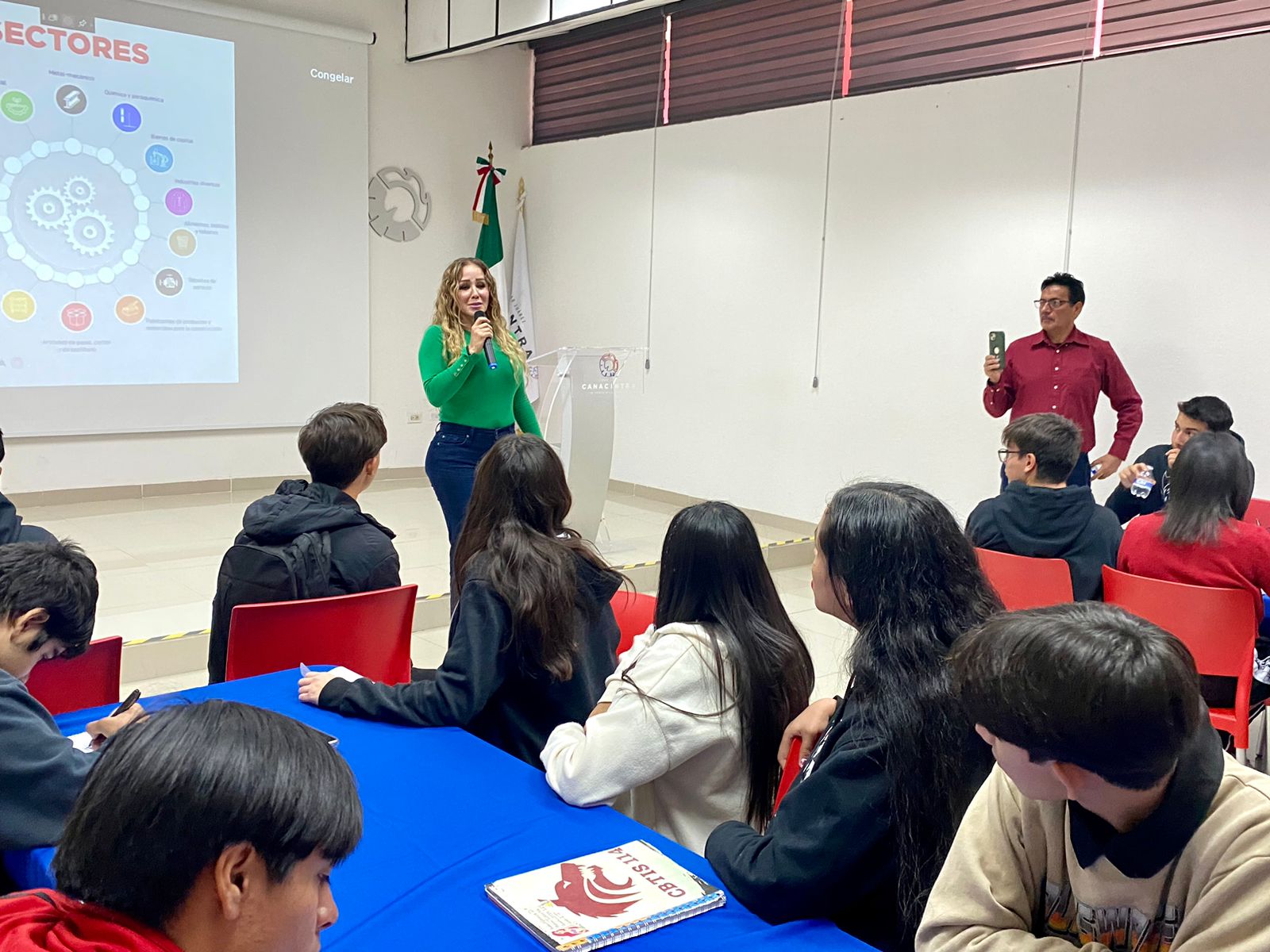 Busca CANACINTRA llevar capacitación de robótica a escuelas.