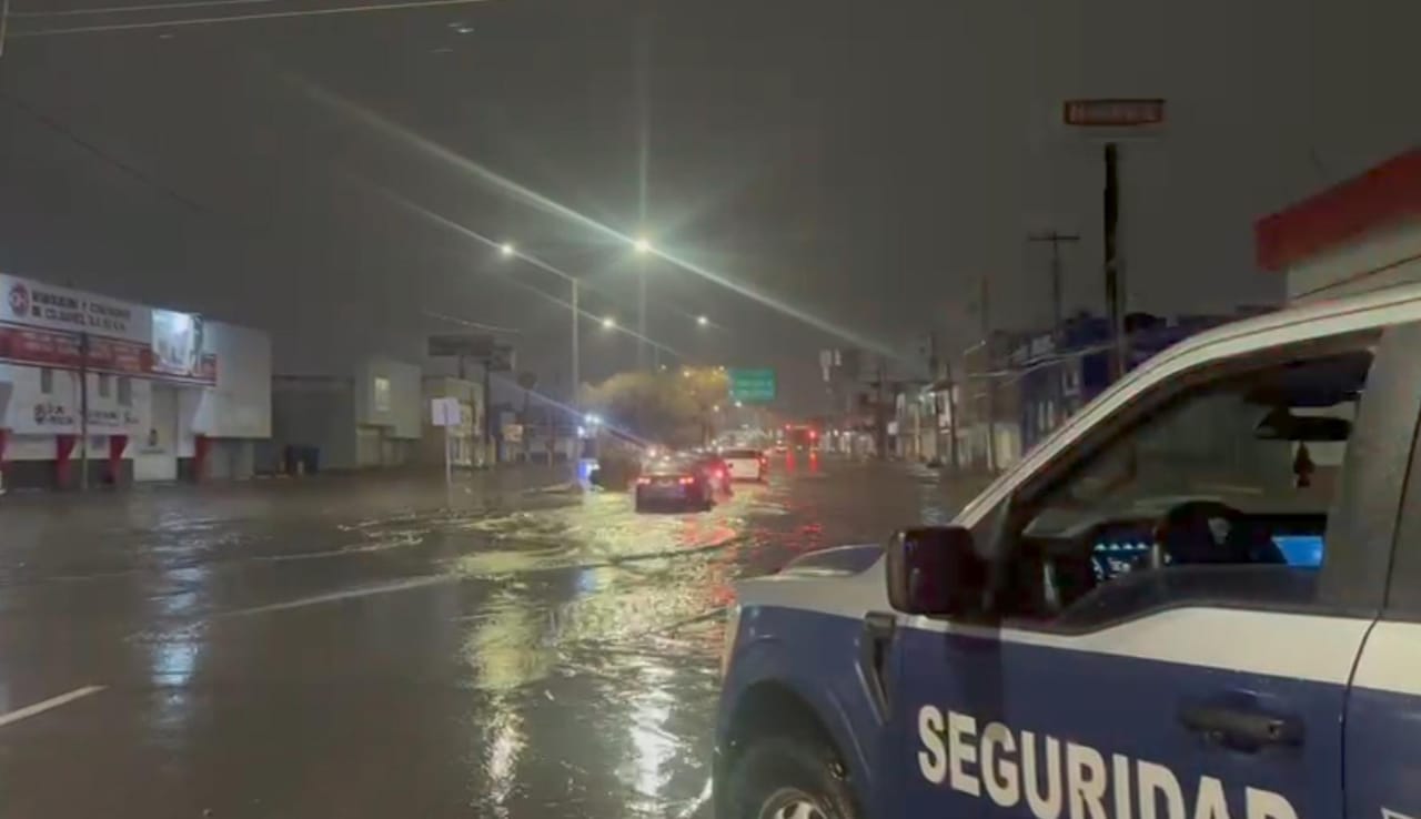 Llama Seguridad Vial a aplicar medidas preventivas en calles inundadas.