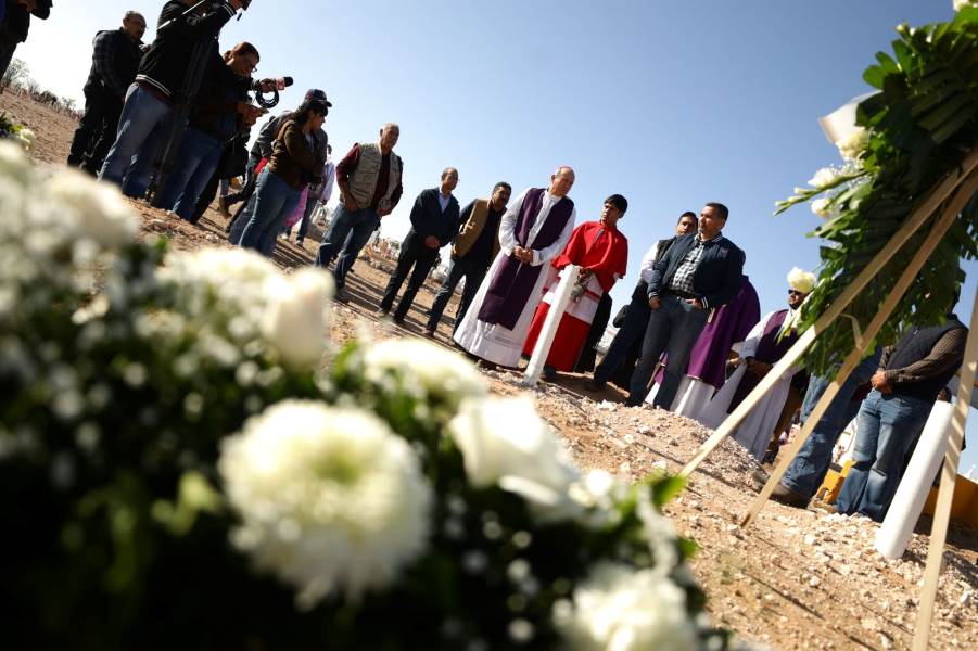 Deposita alcalde ofrenda floral en fosa común