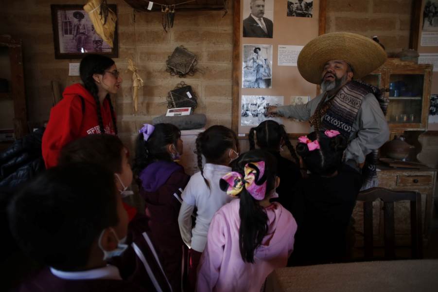 Estudiantes de la Escuela Primaria 18 de Julio visitan el Museo Casa de Adobe