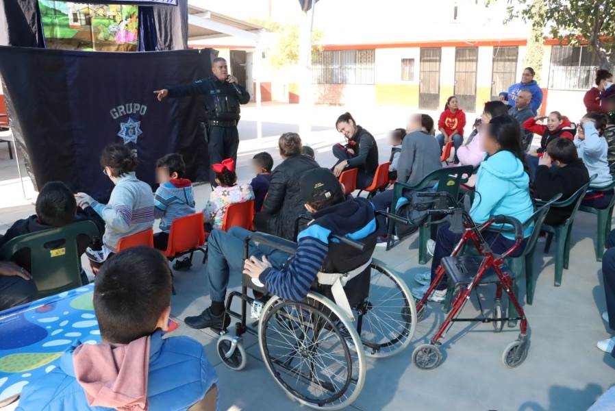 Presentan función de teatro guiñol a niños del “Centro de Atención Múltiple 7012”