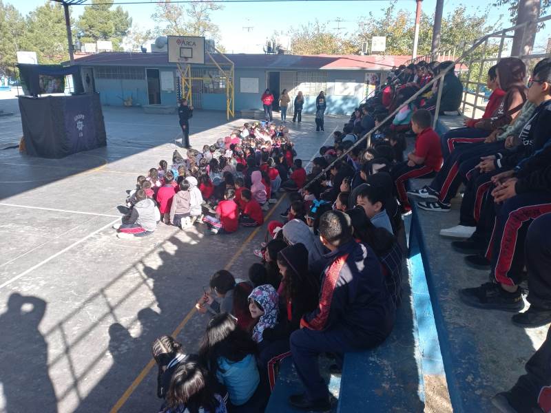 Llevan “Teatro Guiñol” a primaria Cuauhtémoc
