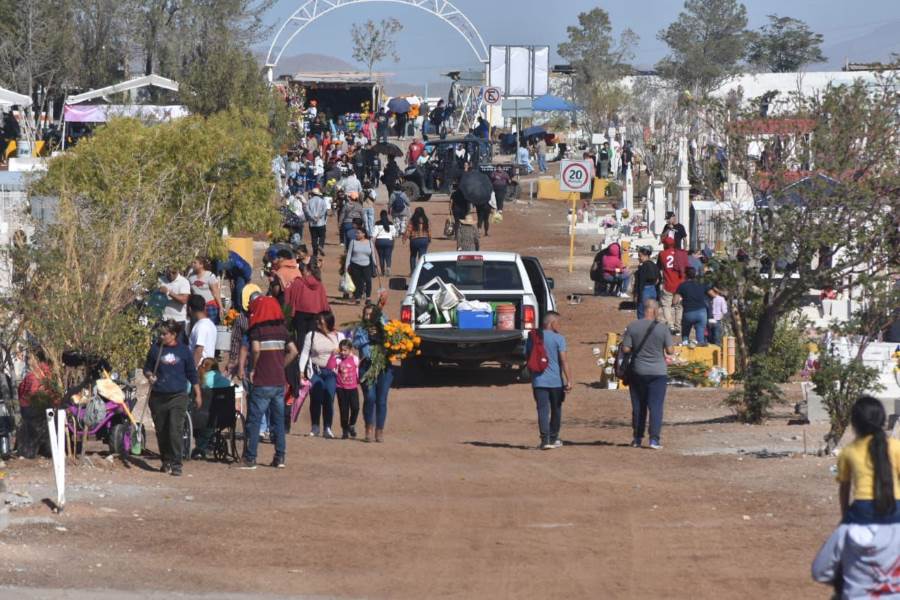 Acudieron casi 90 mil personas a panteones municipales el Día de Muertos