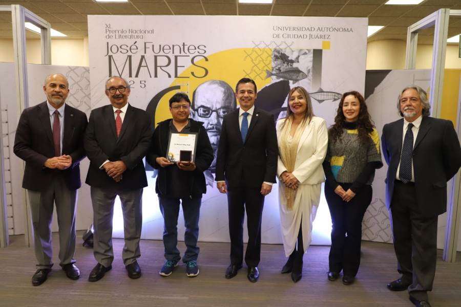 Ivi May Dzib recibe el XL Premio Nacional de Literatura José Fuentes Mares