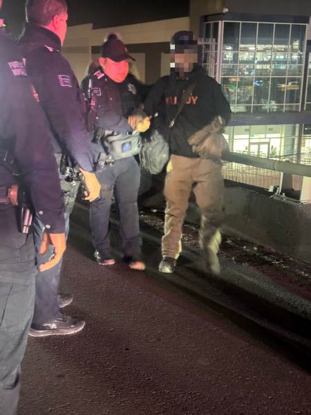 Policías municipales rescatan a hombre que intentaba arrojarse de un puente en la colonia Zaragocita