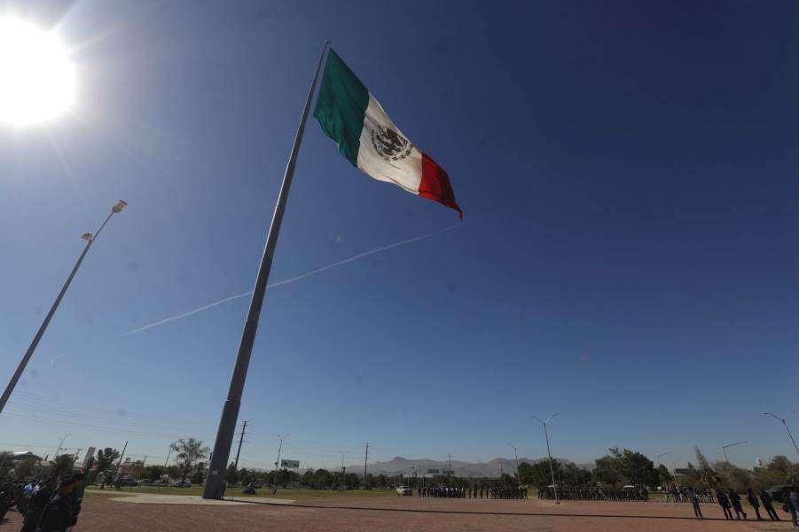 Presidenta del DIF local encabezó ceremonia de izamiento de bandera en el Parque El Chamizal