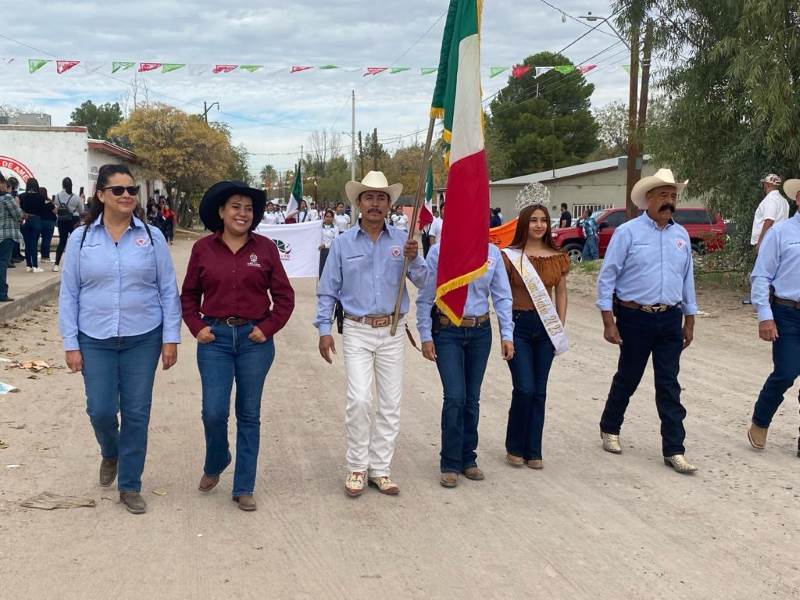 Realizan desfile por conmemoración de la Revolución mexicana en el ejido de San Isidro
