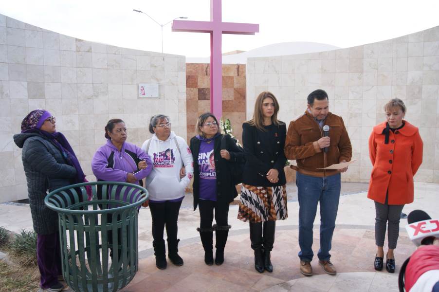 En memoria de las víctimas del Campo Algodonero el Presidente Pérez Cuéllar colocó ofrenda floral