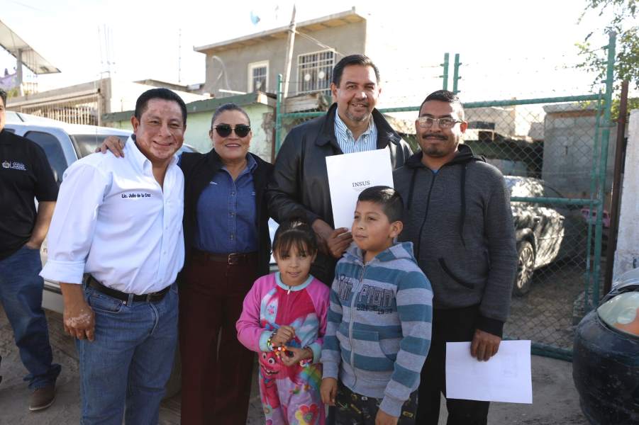 Alcalde entregó títulos de propiedad en la colonia Juanita Luna