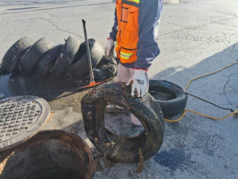 Llantas y basura continúan colapsando el drenaje